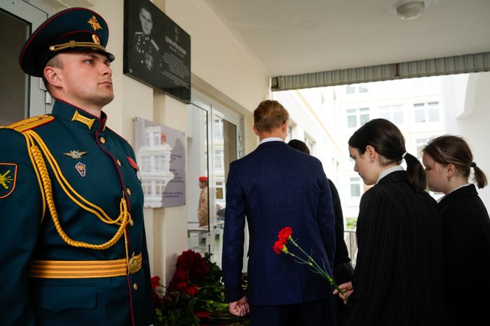 Мемориальную доску Героя РФ Артема Щукина открыли в подольской школе №30