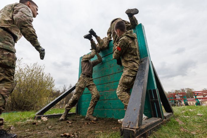 Военно-патриотическая игра «Юнармия, вперед!», посвященная Дню Победы, в Горках Ленинских