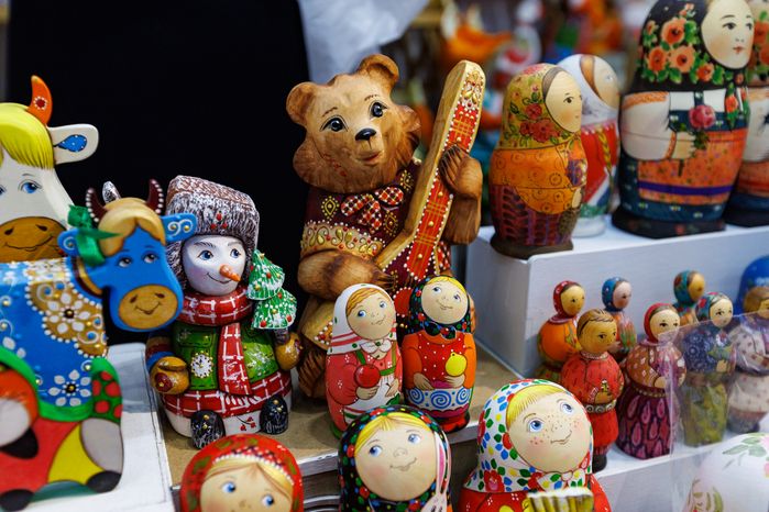 Сувенир народных промыслов Подмосковья - матрешка - на выставке-ярмарке «Ладья»