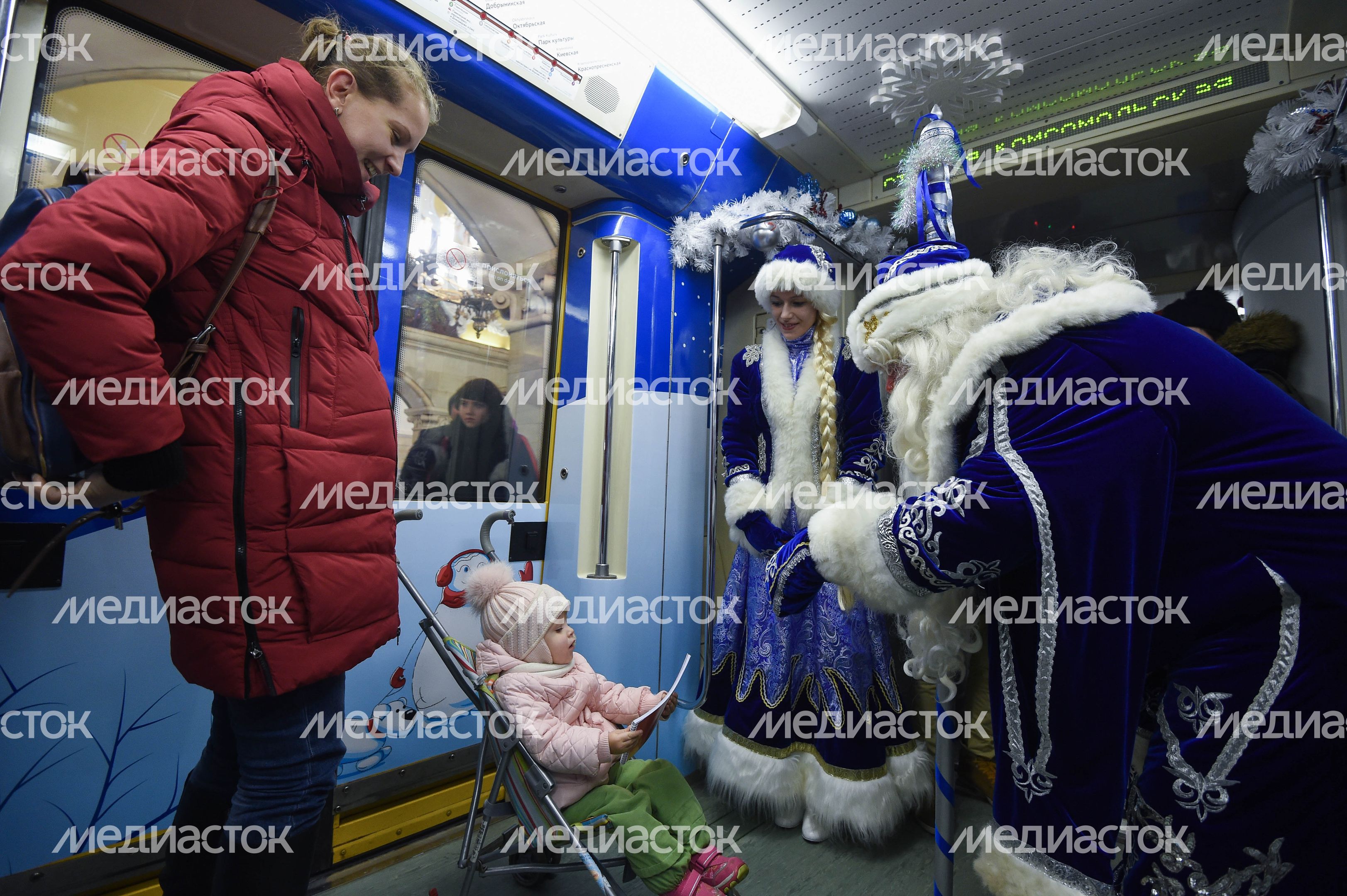 Запуск новогоднего поезда в Московском метрополитене Запуск новогоднего поезда в Московском метрополитене