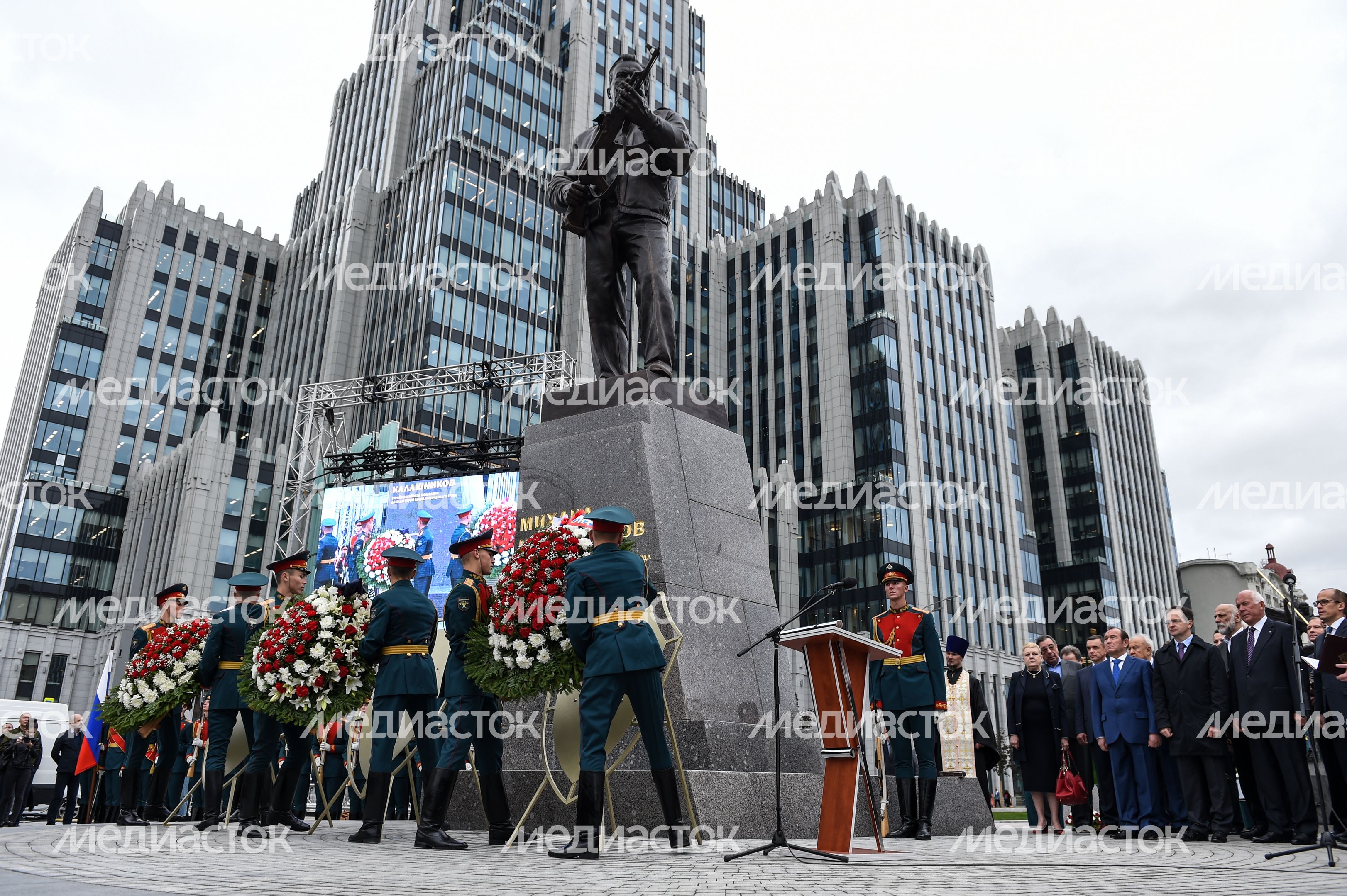 В Москве торжественно открыли памятник Михаилу Калашникову