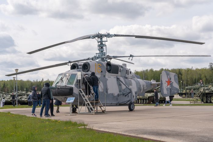 Гражданские и военные вертолеты на Музейной площадке №1 парка «Патриот»