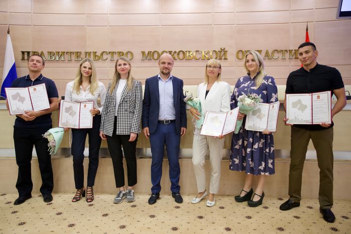 Подмосковным тренерам вручили сертификаты на покупку жилья по соципотеке