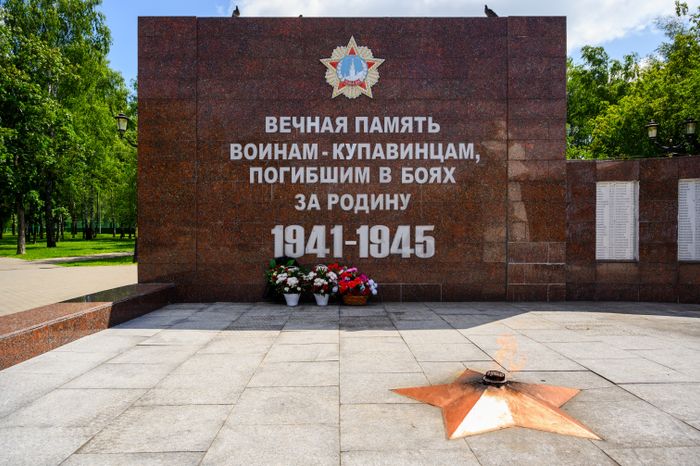 Вечный огонь у мемориала «Вечная память воинам-купавинцам, павшим в боях за Родину» в сквере Боевой Славы в Старой Купавне