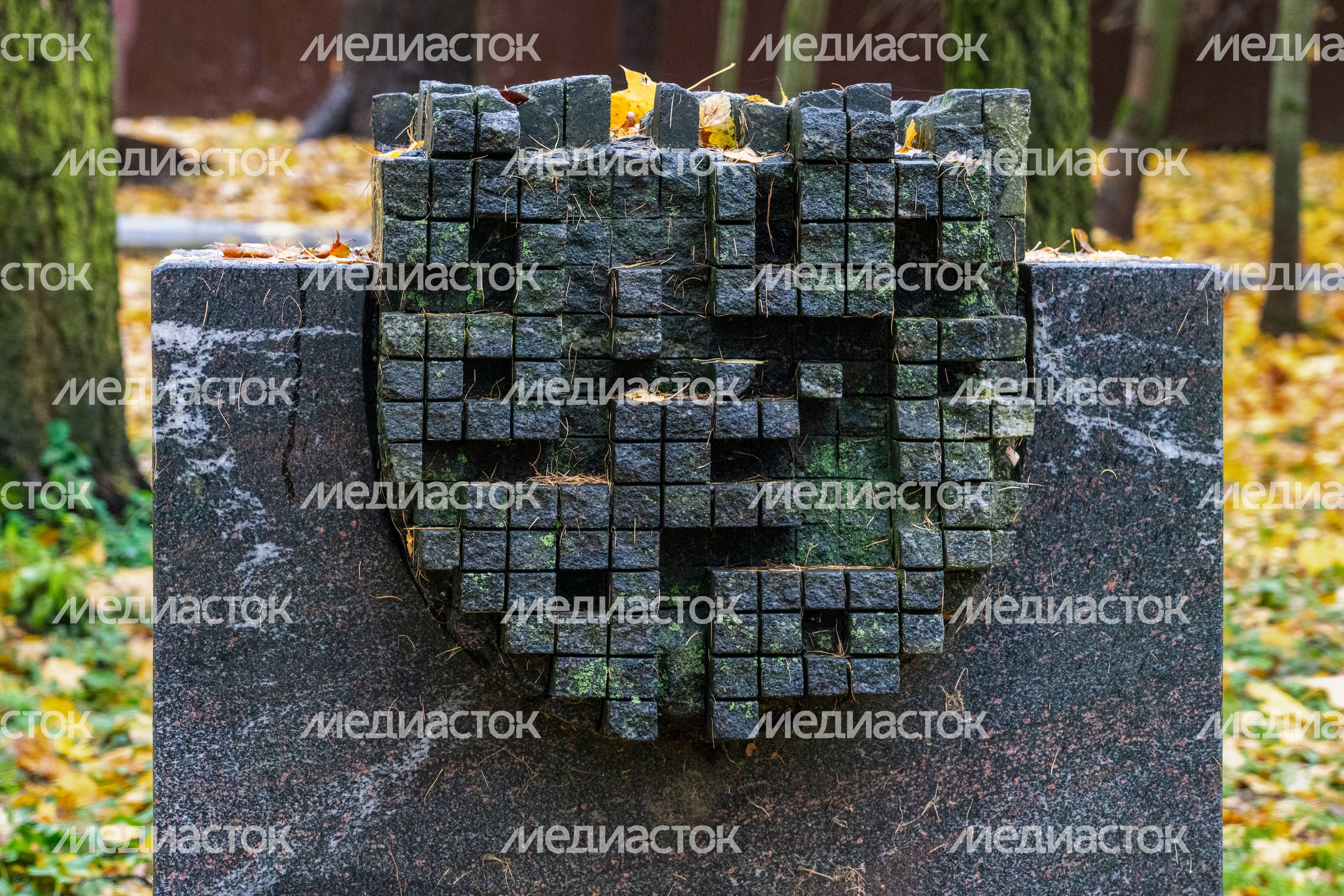 Гранитный арт-объект «Солнечногорский подсолнух» румынского скульптора Николае Флессинга Гранитный арт-объект «Солнечногорский подсолнух» румынского скульптора Николае Флессинга