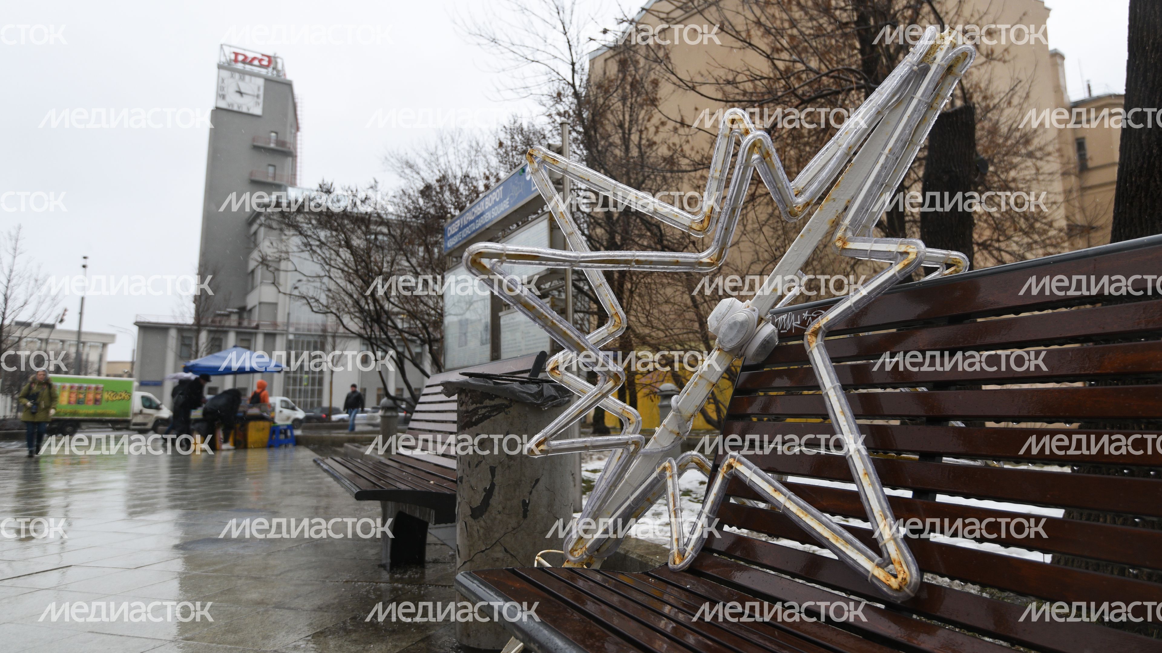 Демонтаж и складирование новогодних елок в Москве