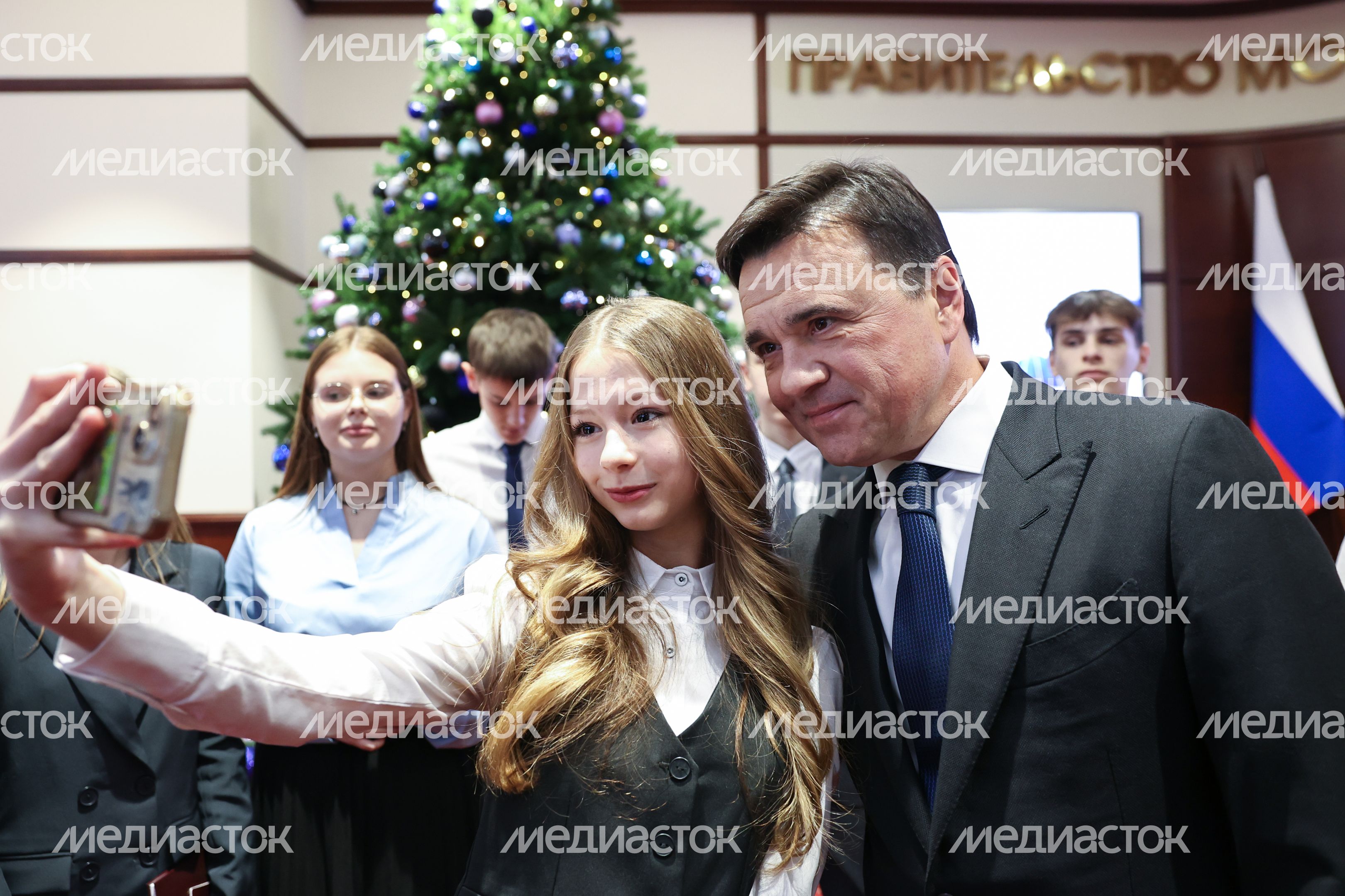 Андрей Воробьев вручил первые паспорта юным жителям Подмосковья Андрей Воробьев вручил первые паспорта юным жителям Подмосковья