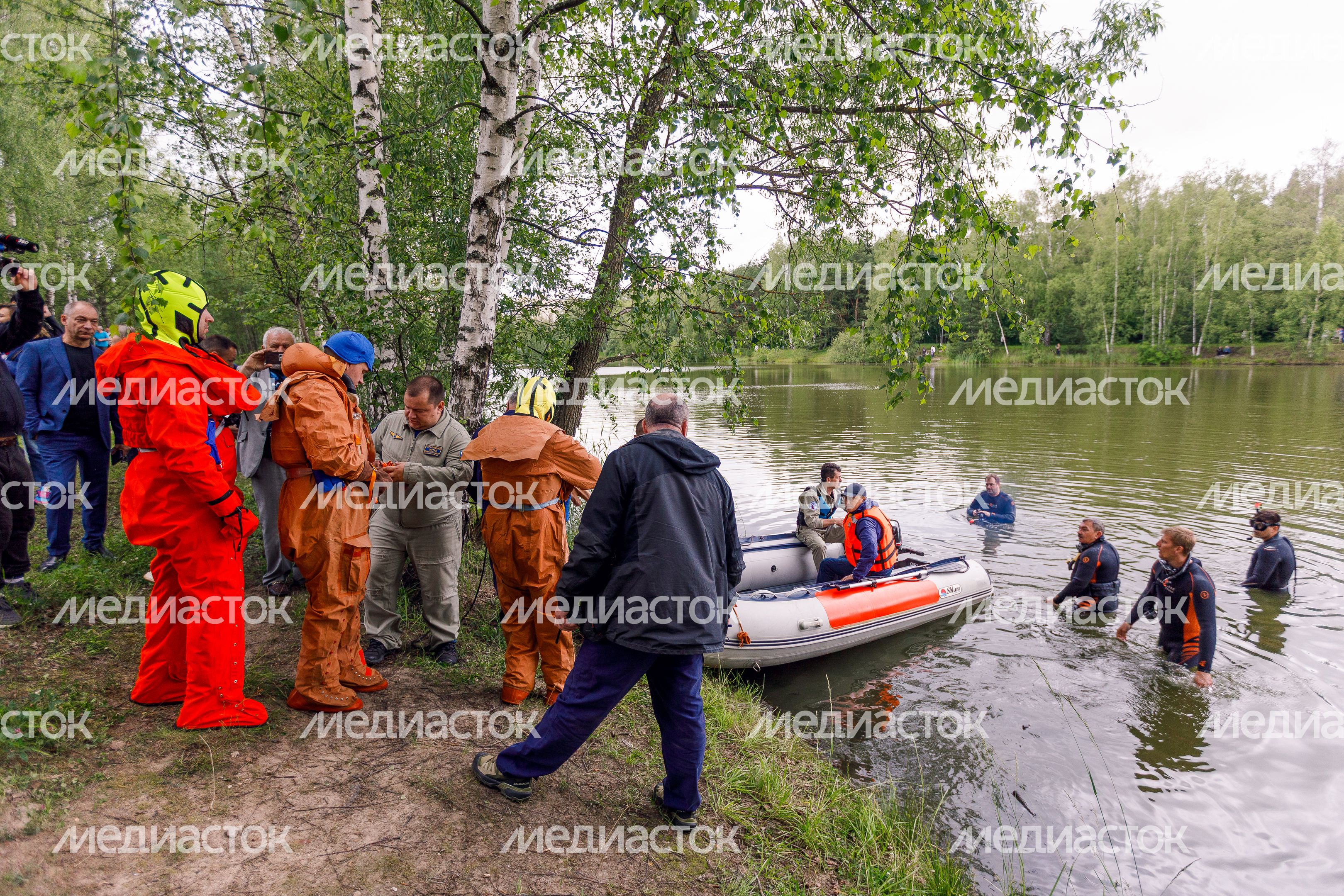 Тренировка эвакуации космонавтов из озера на борт вертолета Тренировка эвакуации космонавтов из озера на борт вертолета