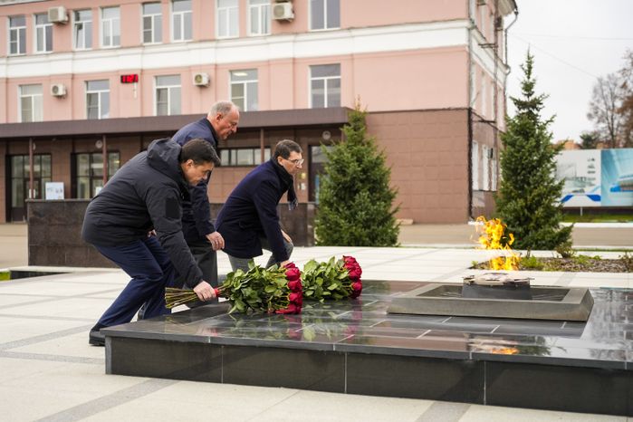 Андрей Воробьев, Николай Патрушев и Игорь Щёголев возложили цветы к Вечному огню в Коломне