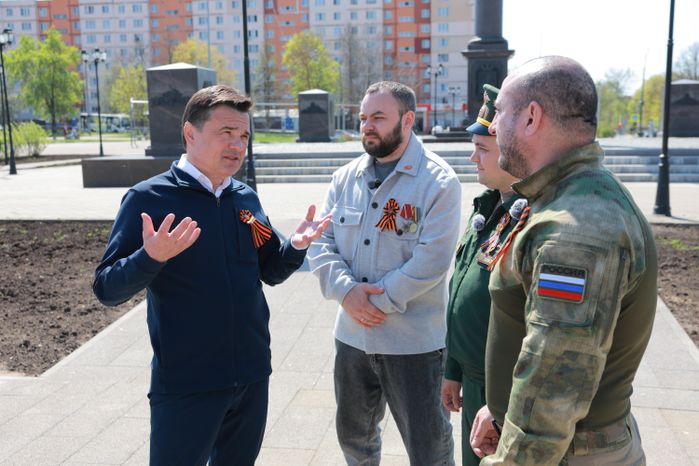 Андрей Воробьев вместе с ветеранами СВО возложил цветы к стеле в Можайске