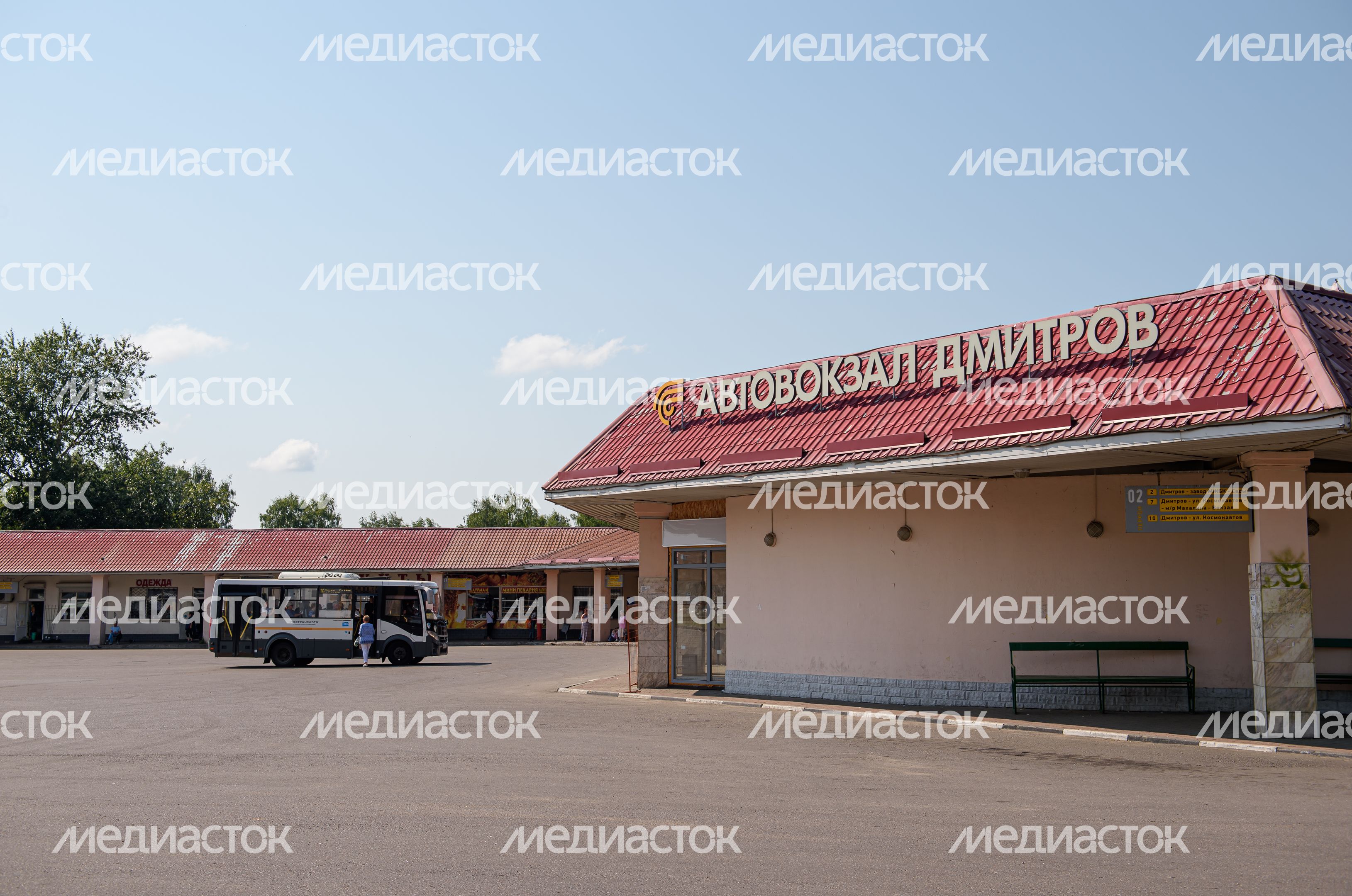 Летние виды автовокзала в городе Дмитров