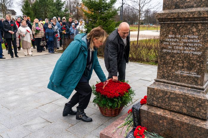 Возложение цветов к месту казни Зои Космодемьянской в музее «Зоя» Рузского округа