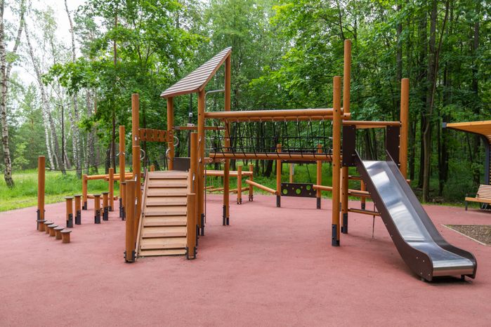Детская площадка с горкой в лесопарке «Волкуша» в Лыткарино