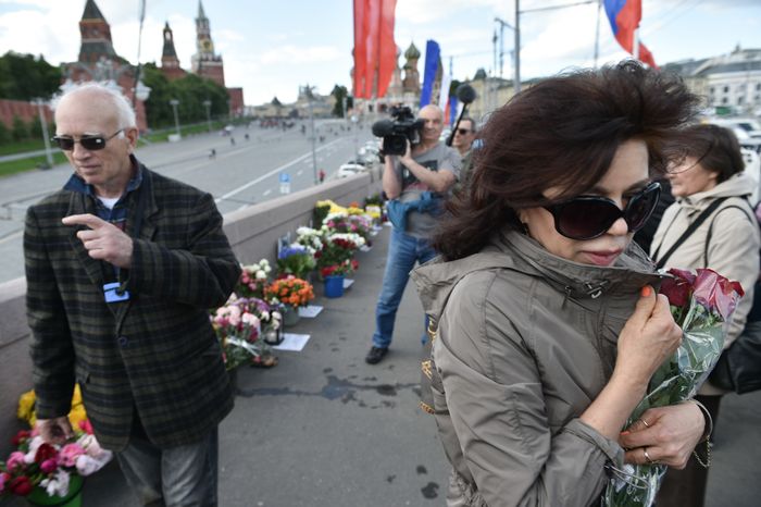Возложение цветов к месту убийства Бориса Немцова в Москве