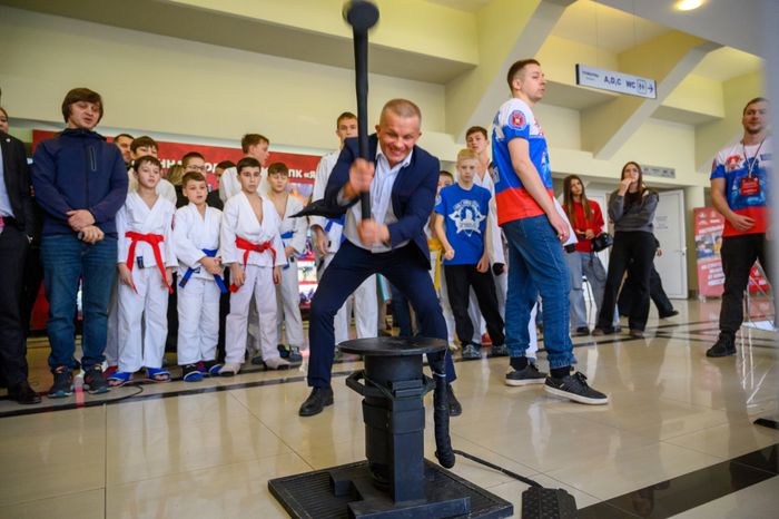Руководитель спортивно-патриотического клуба «Ярополк» Илья Шадриков испытал силовой тренажер