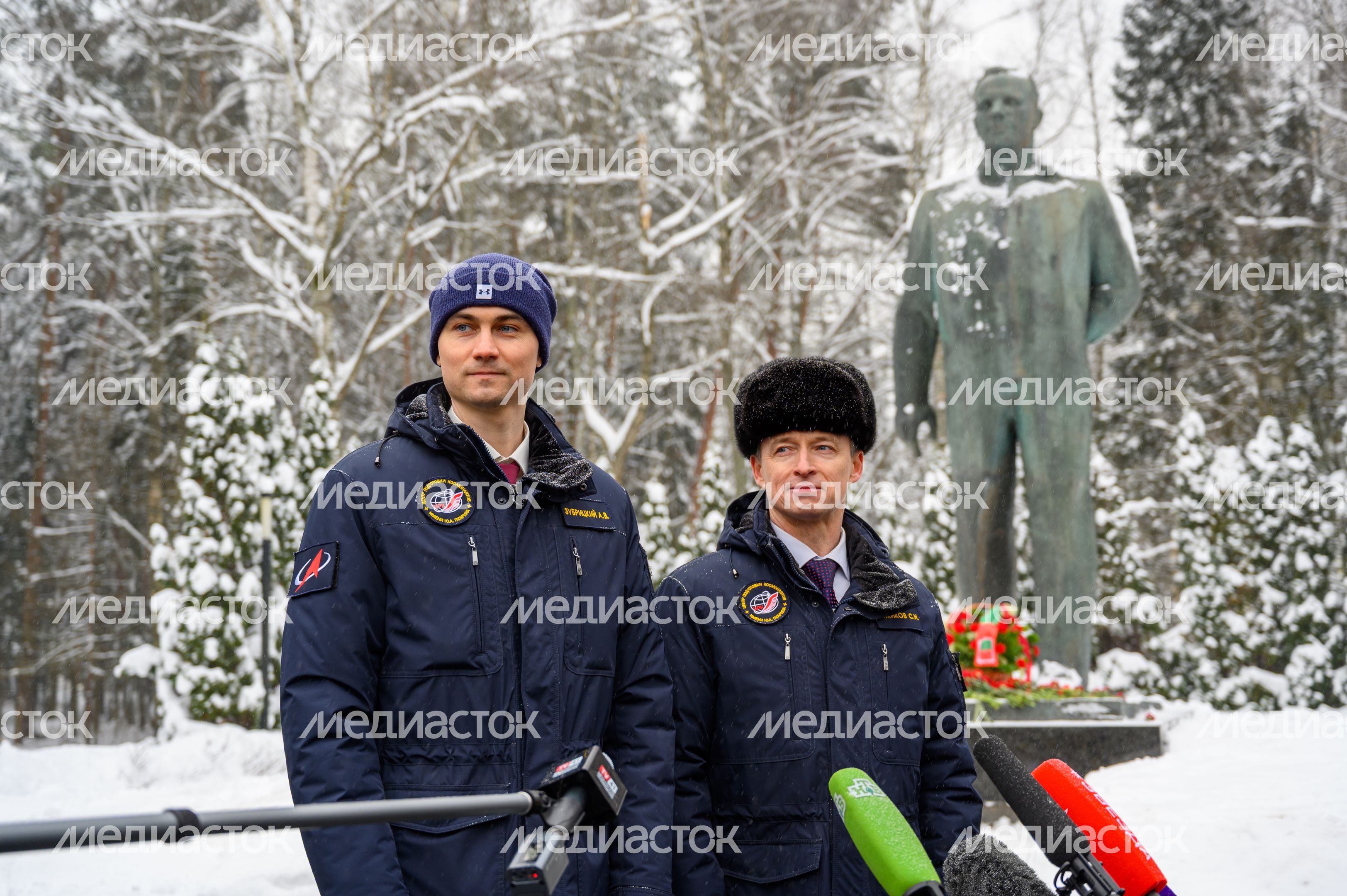 Космонавты экипажа МКС-73 Алексей Зубрицкий и Сергей Рыжиков в Звездном городке