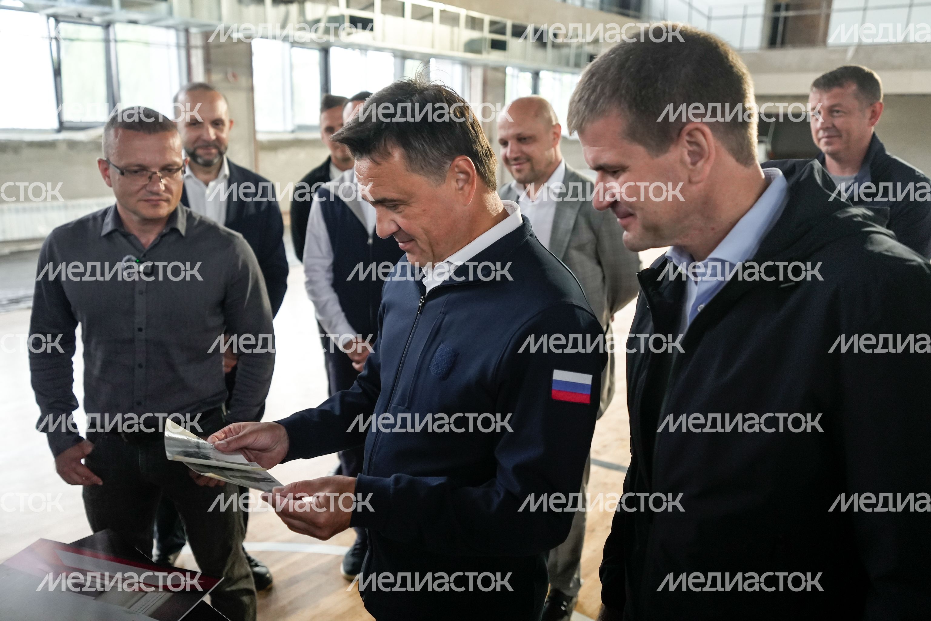 Андрей Воробьев проверил ход работ по реконструкции спортшколы "Феникс" в Ликино-Дулево