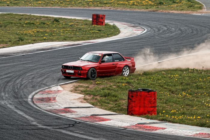 Гонка автомобилей на дрифт-фестивале скорости и драйва Drift Expo Track Mode 2025