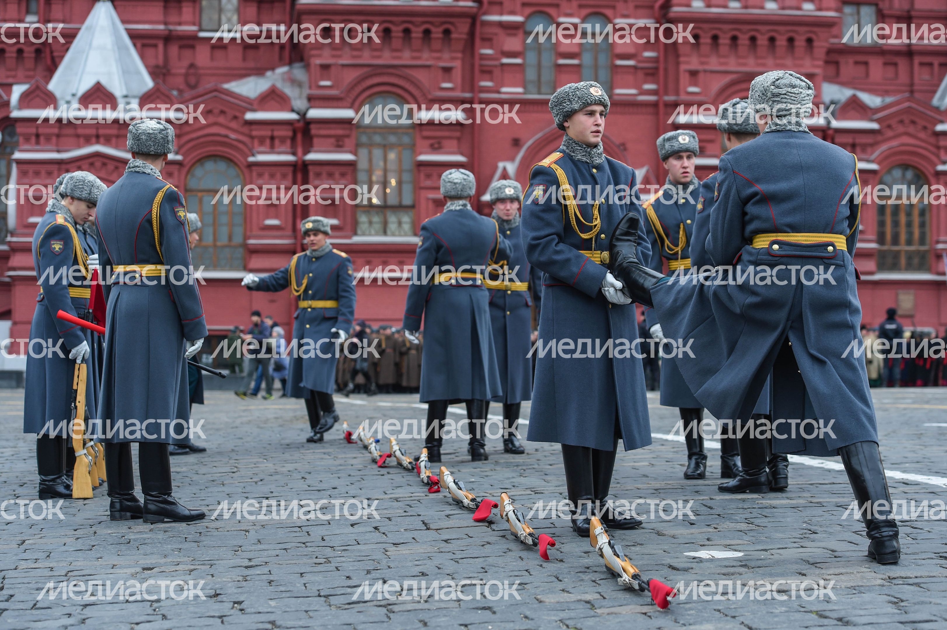 Торжественный марш в честь парада 1941 года на Красной площади в Москве