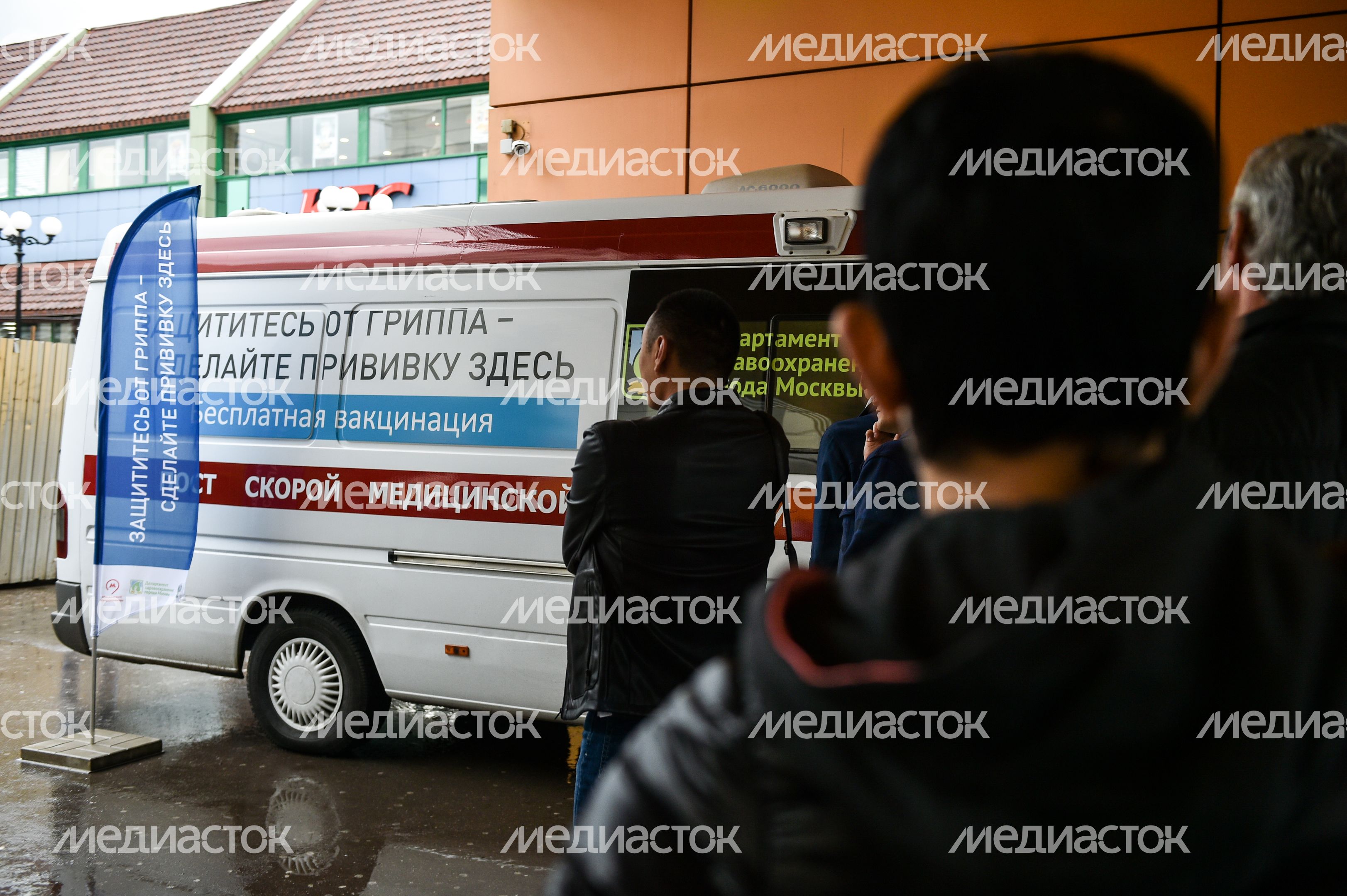 Мобильный прививочный пункт у станции московского метро Мобильный прививочный пункт у станции московского метро