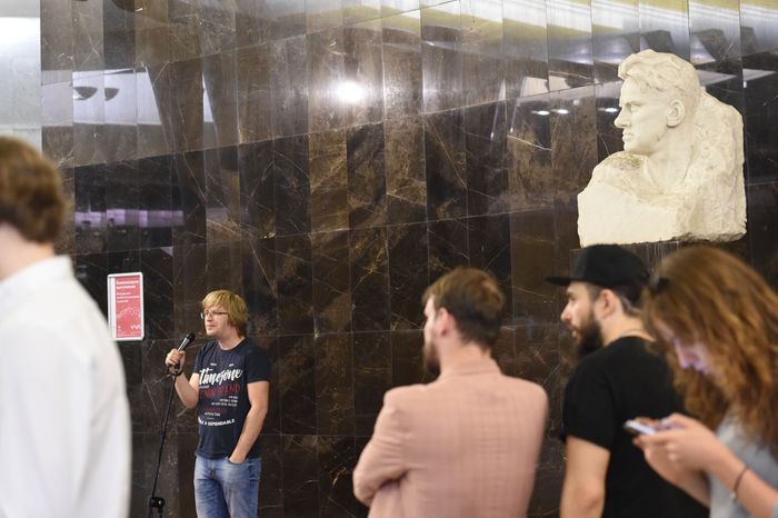 Чтения стихов Маяковского проходят в московском метро в честь дня рождения поэта