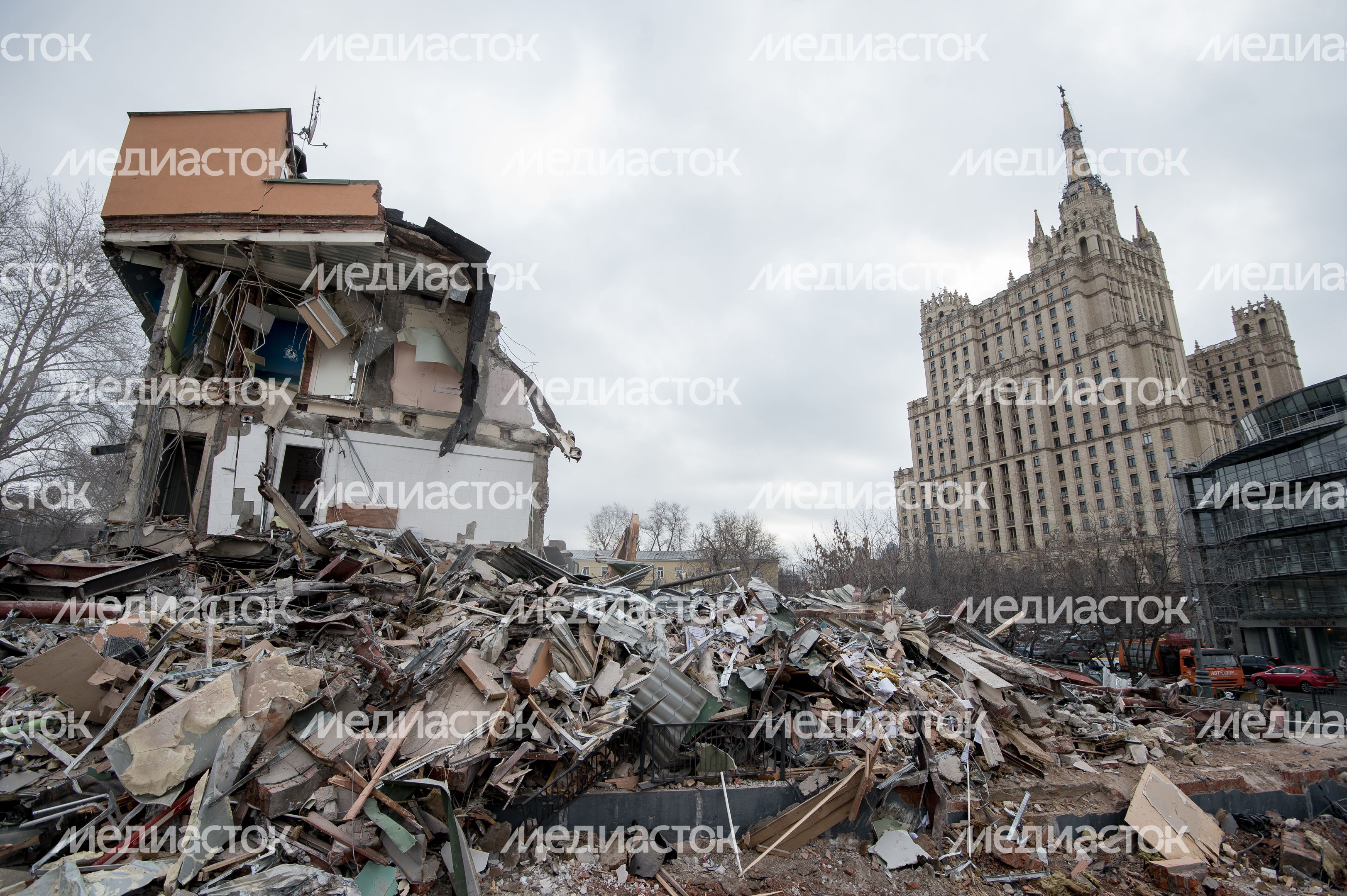 Снос самостроя у станции метро Баррикадная в Москве