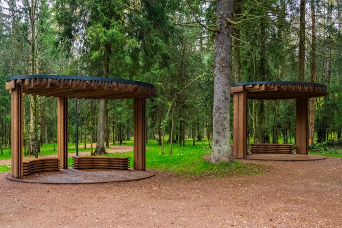 Беседка в новом лесопарке «Соколиная гора» в Истре осенью