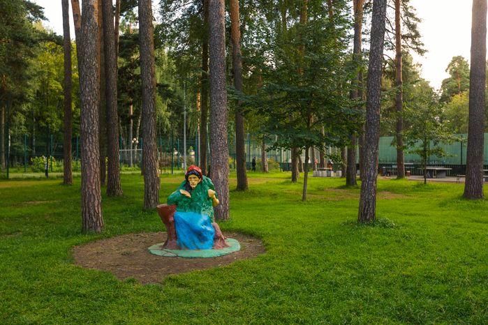 Баба Яга в детском городке «Сказочный» в Красногорске