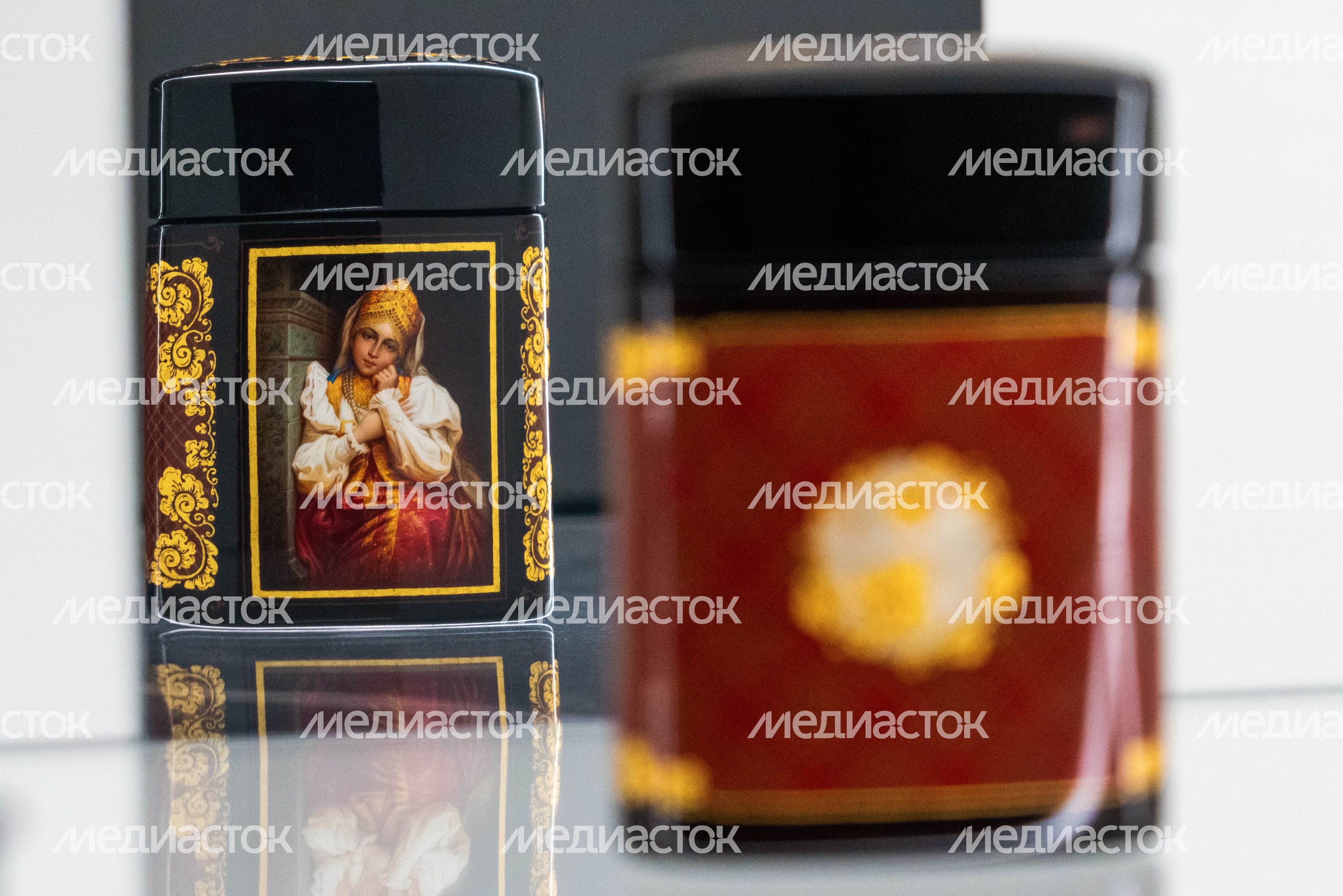 Федоскинская лаковая миниатюра живописи на выставке «Федоскино: где живет душа» в музее «Новый Иерусалим» города Истра