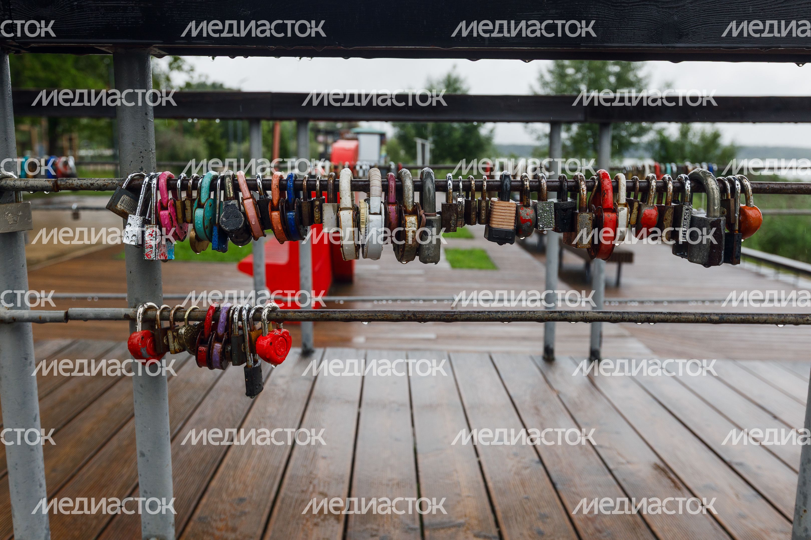 Замки верности на набережной парка «Спортивный» в Солнечногорске Замки верности на набережной парка «Спортивный» в Солнечногорске