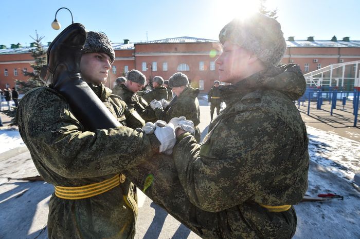 Подготовка военнослужащих отдельного комендантского Преображенского полка к военному параду на Красной площади
