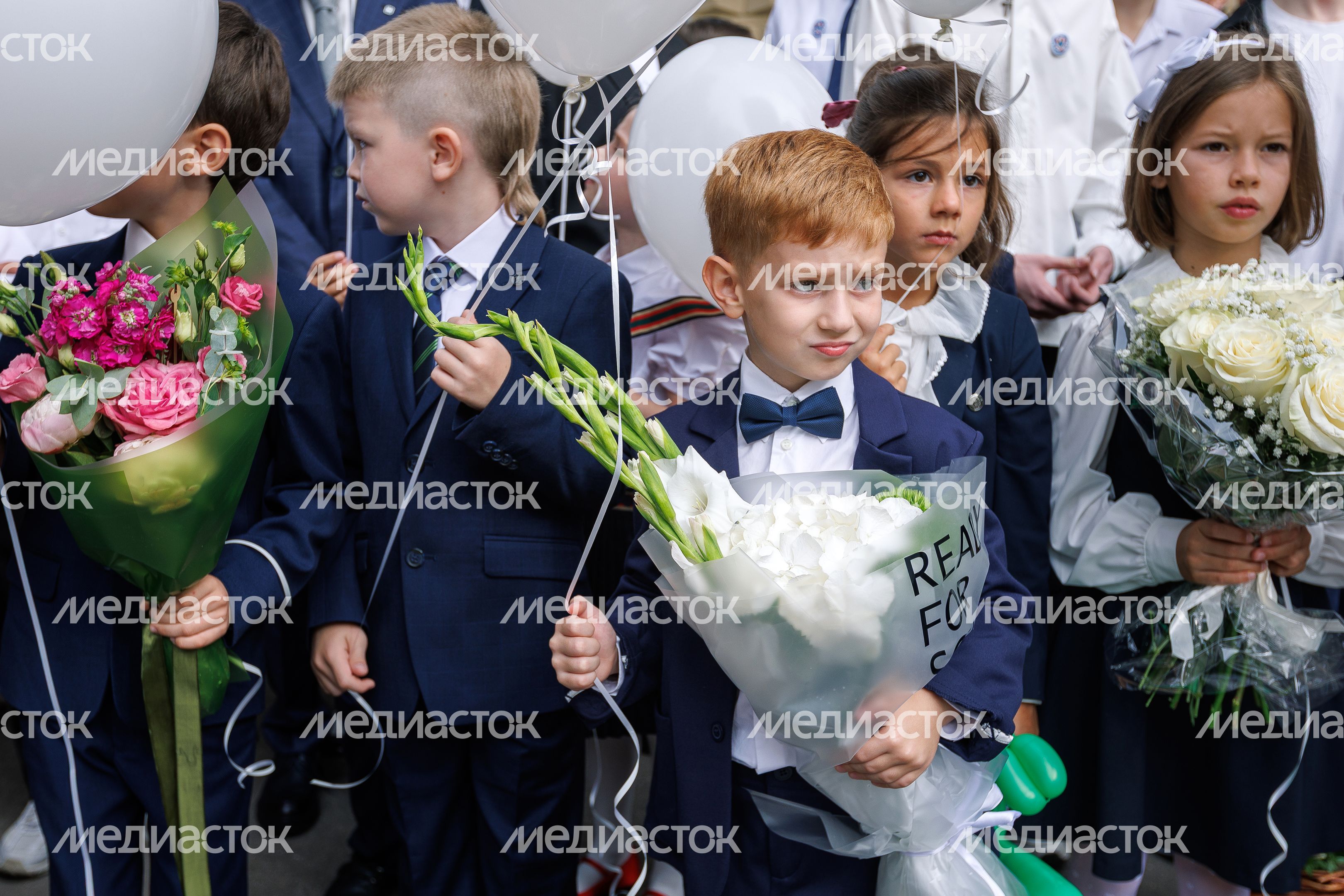 Первоклассники 1 сентября на линейке в школе Первоклассники 1 сентября на линейке в школе