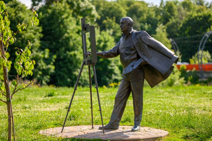 Памятники космонавтам в ЖК «Лукино-Варино» поселка Свердловский округа Лосино-Петровский