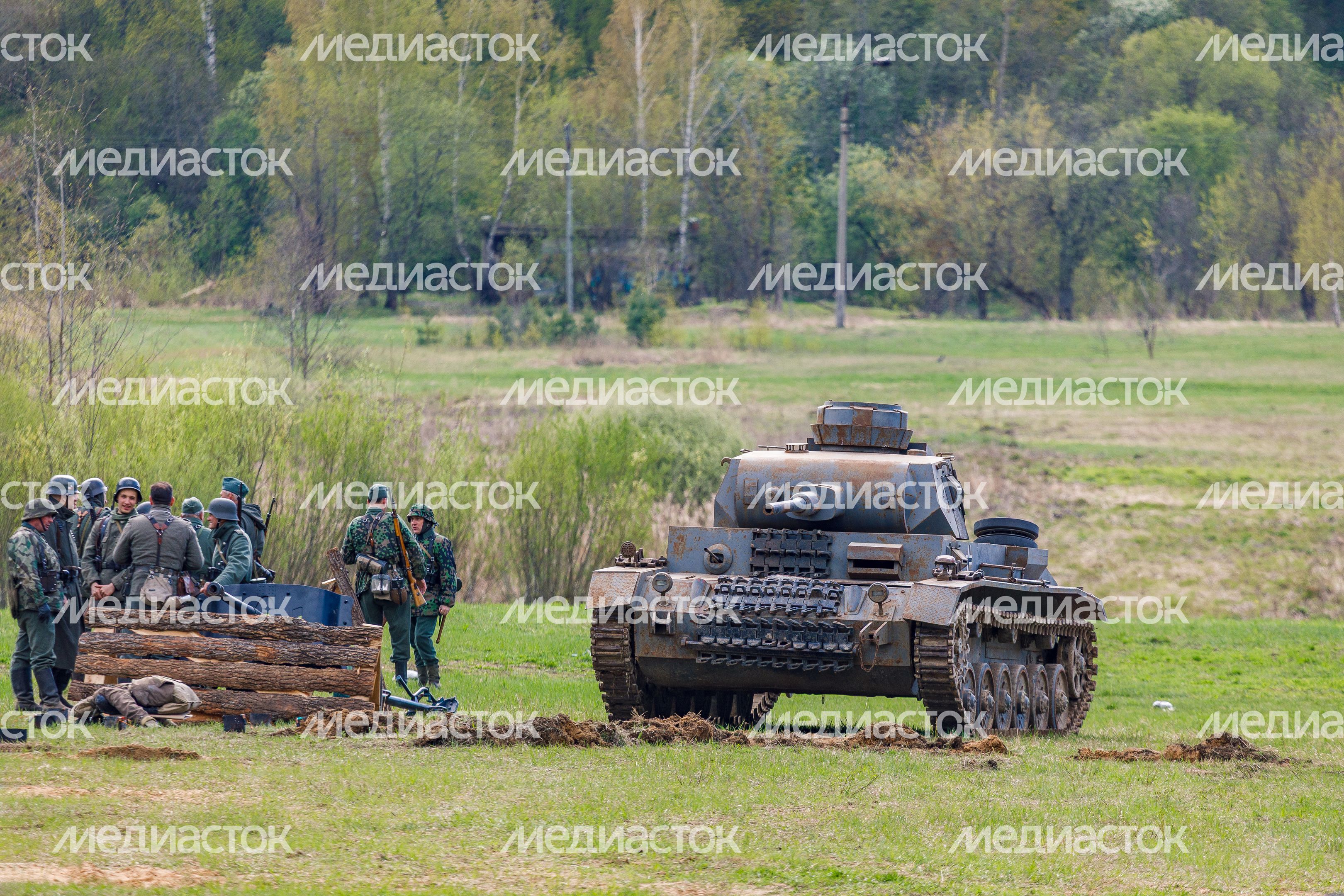 Военно-историческая реконструкция "Успех в единстве поколений" в Химках Военно-историческая реконструкция "Успех в единстве поколений" в Химках