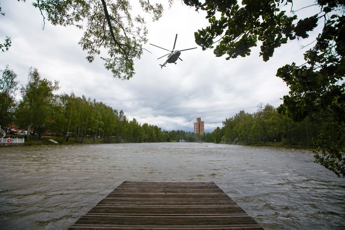 Тренировка эвакуации космонавтов из озера на борт вертолета