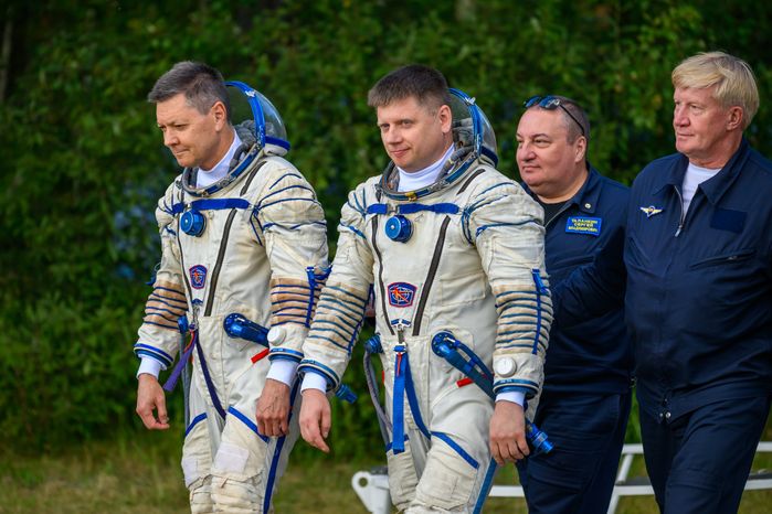 Космонавты Роскосмоса Олег Кононенко и Александр Гребенкин на тренировке по действиям после посадки на воду