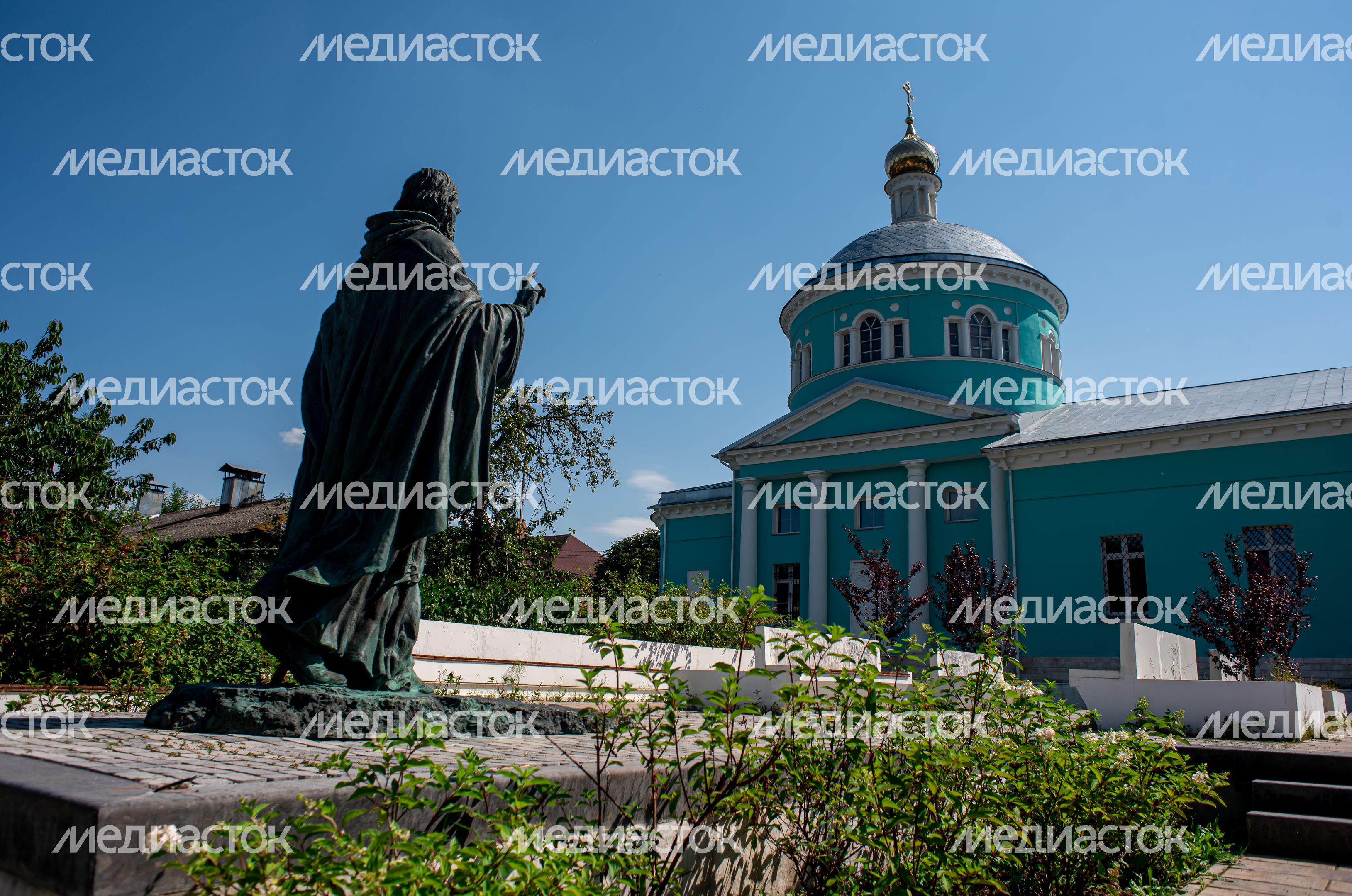 Летние виды храма Николы Ратного в городе Кашира
