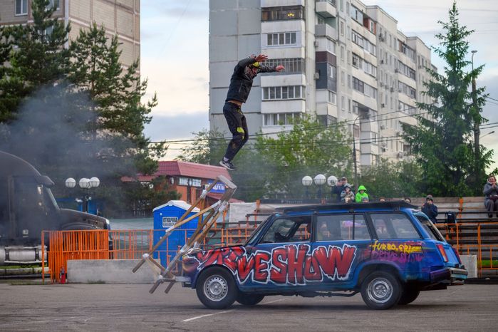 Невероятные трюки на автомобилях на шоу каскадеров в Чехове