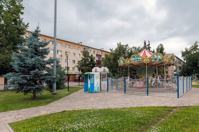 Карусель в Детском сквере в Домодедово летом