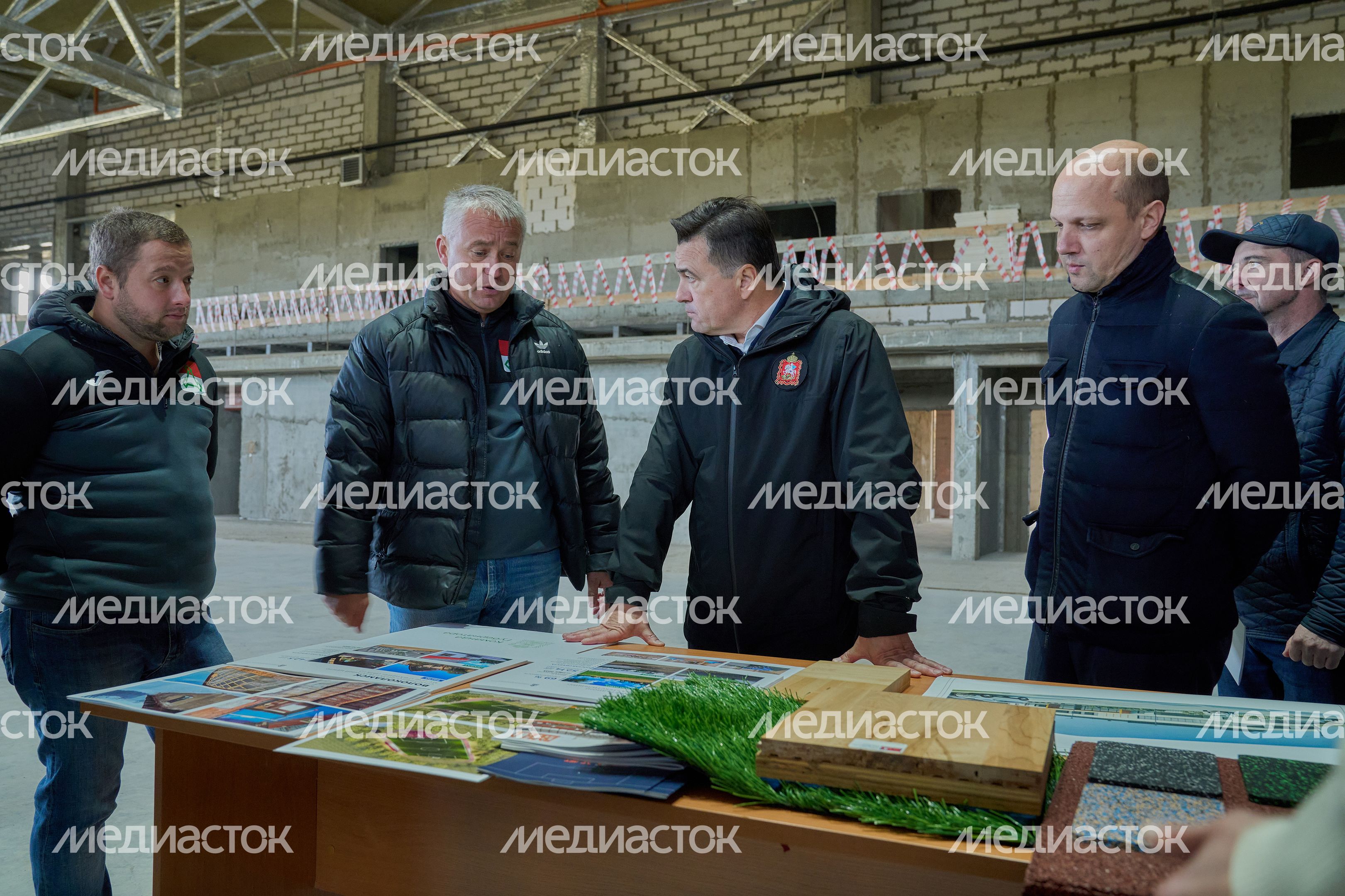 Проверка хода строительства ФОКа с крытым катком в Волоколамске Губернатором Подмосковья