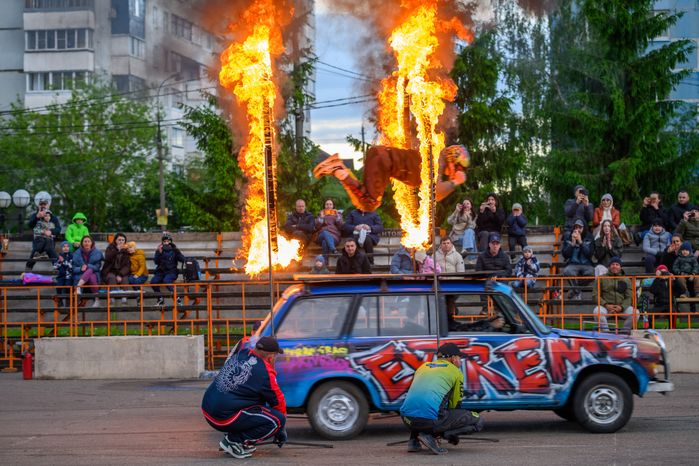 Экстремальная программа, яркие эмоции, адреналин и безумные трюки на автомобилях на шоу каскадеров в Чехове