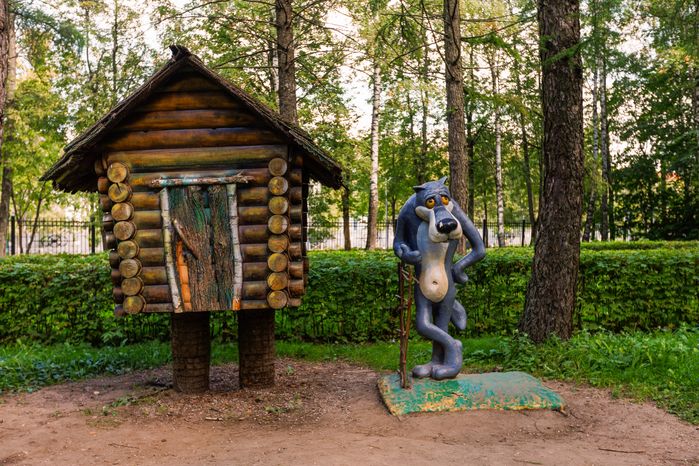 Сказочные персонажи в Центральном городском парке им. М.И. Калинина в Королеве летом