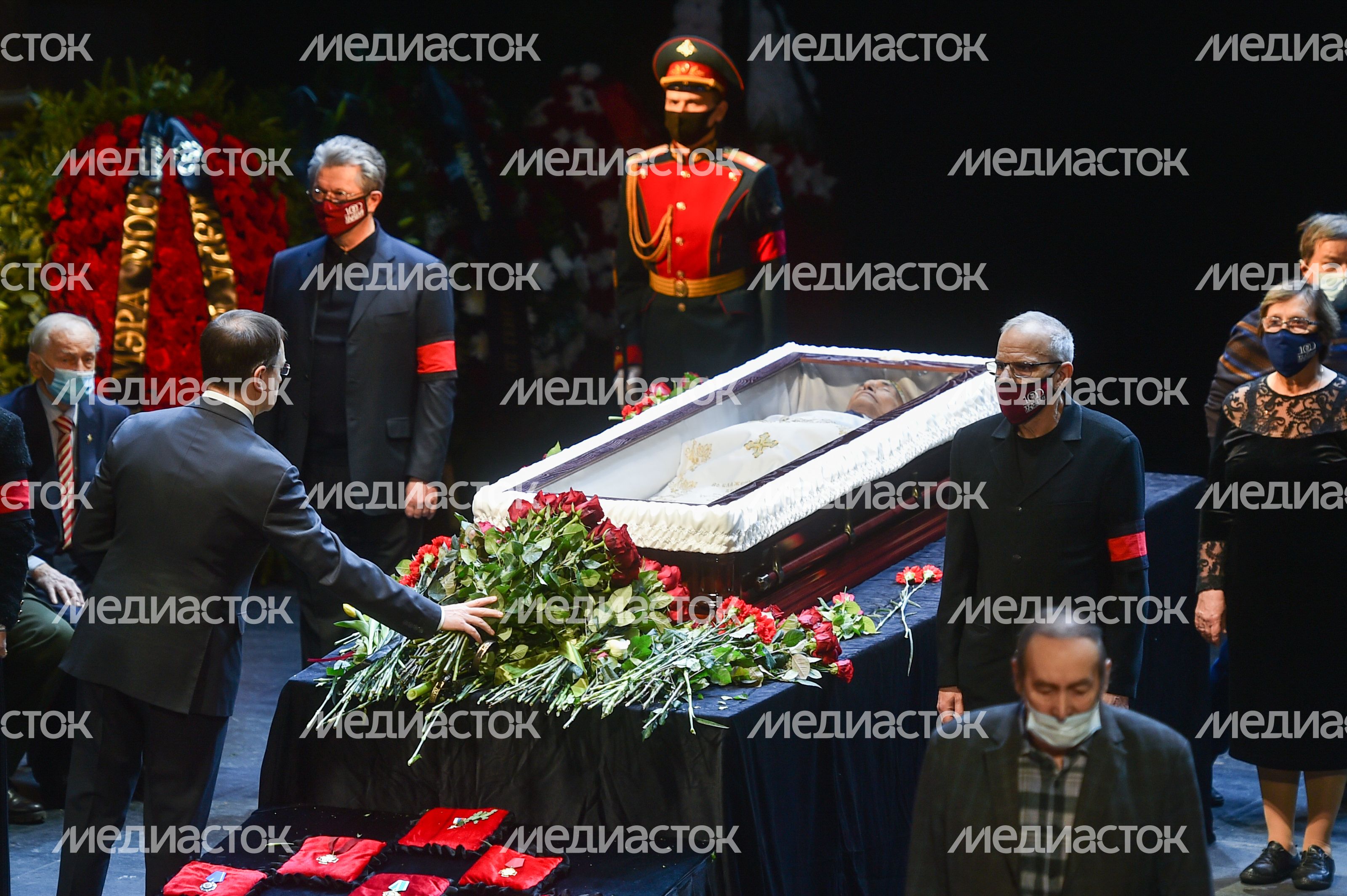 Церемония прощания с актером Василием Лановым в московском театре имени Вахтангова Церемония прощания с актером Василием Лановым в московском театре имени Вахтангова