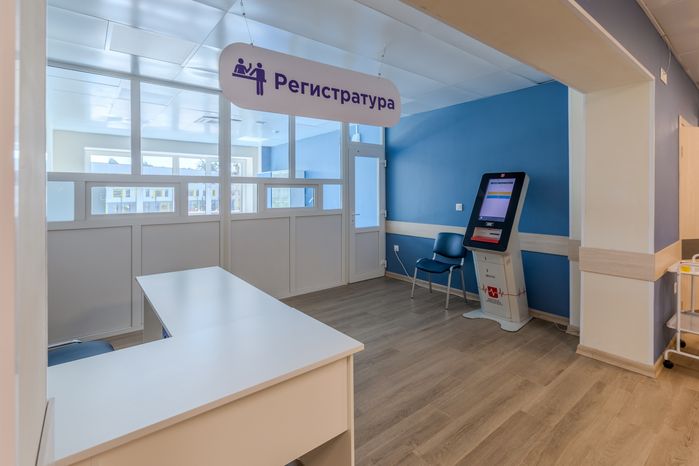 Информационный терминал возле регистратуры в поликлинике на улице Высоковольтной после капремонта в Раменском