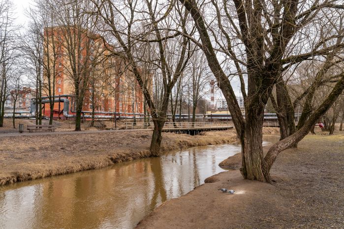 Весна в парке у набережной реки Песочной в Истре