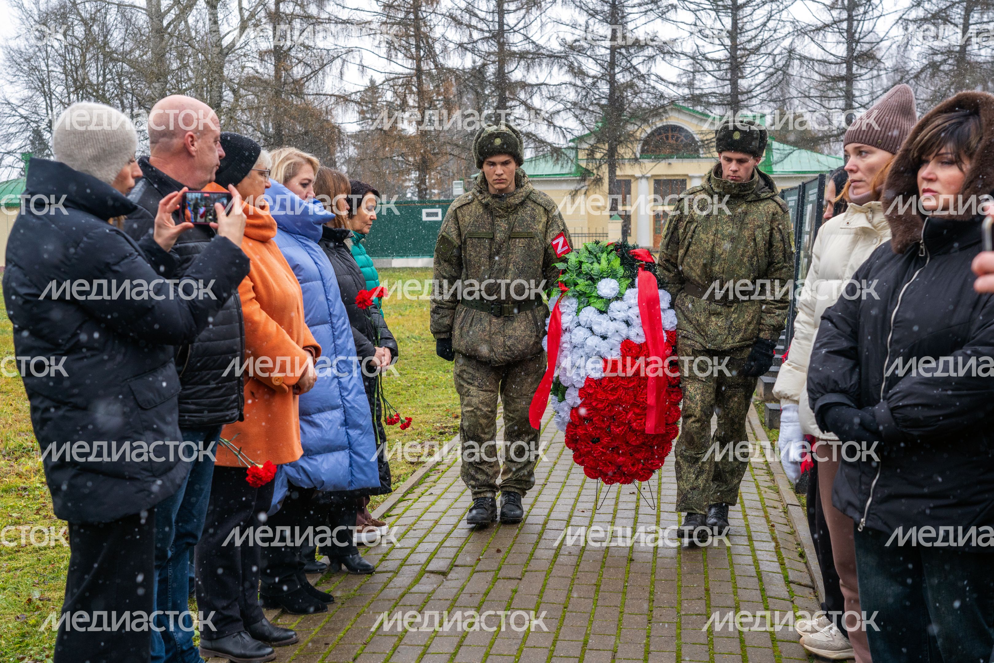 Возложение цветов к могиле Неизвестного солдата на Бородинском поле