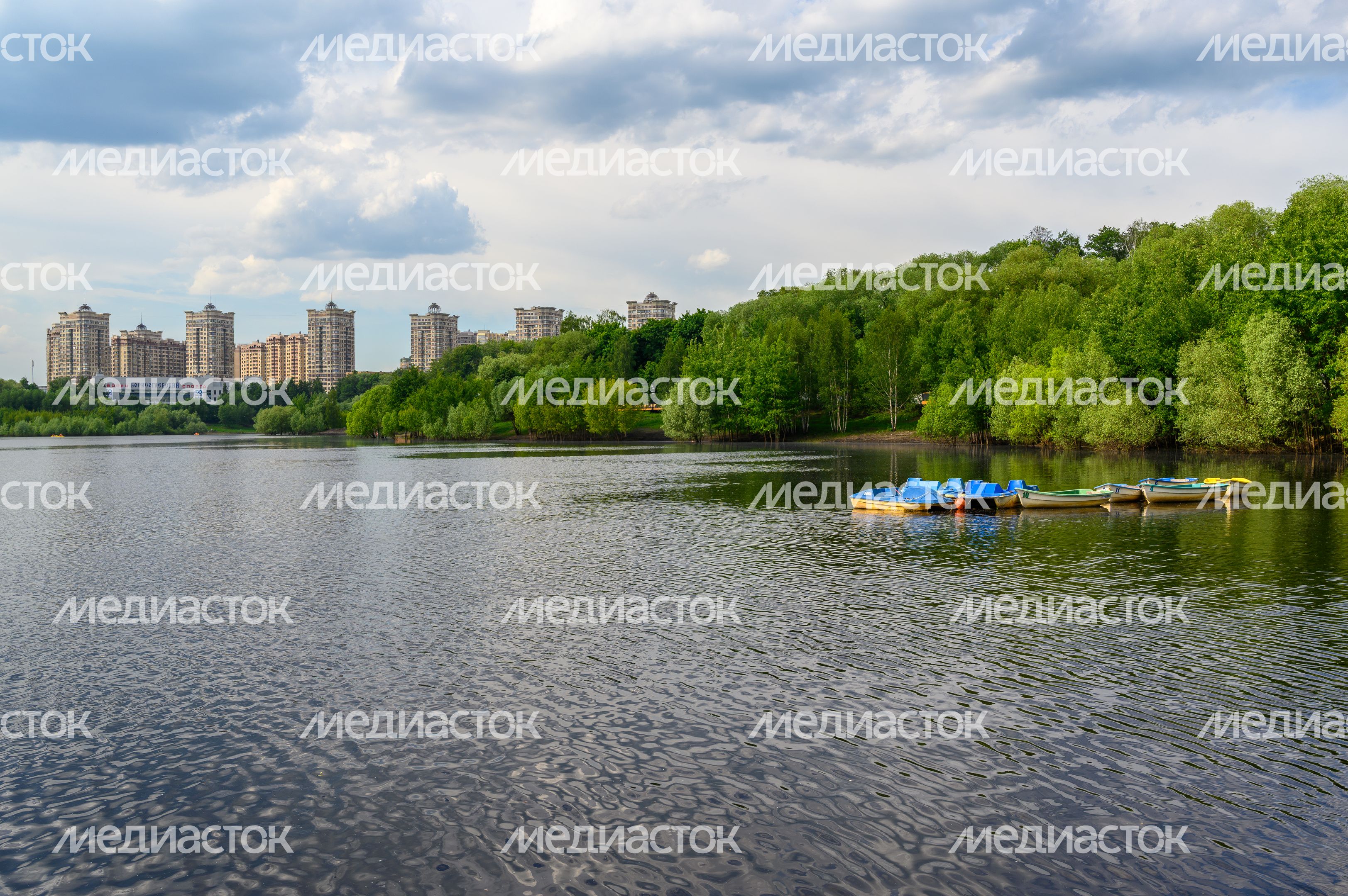 Набережная Борисоглебского озера в Раменском городском парке культуры и отдыха летом Набережная Борисоглебского озера в Раменском городском парке культуры и отдыха летом