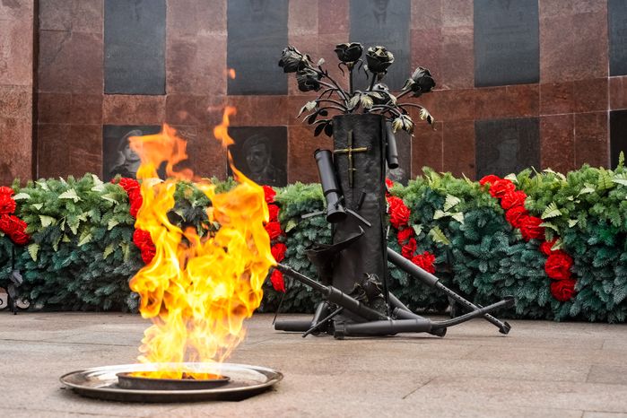Губернатор возложил цветы к мемориалу погибших разведчиков 45-й отдельной бригады ВДВ