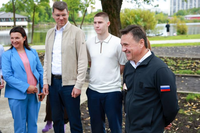 Андрей Воробьев и Денис Кравченко проверили ход благоустройства набережной пруда "Москвич" в Лобне