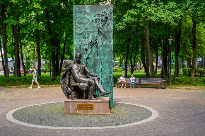 Памятник писателю М.Ю. Лермонтову в парке культуры и отдыха имени Виктора Талалихина в Подольске